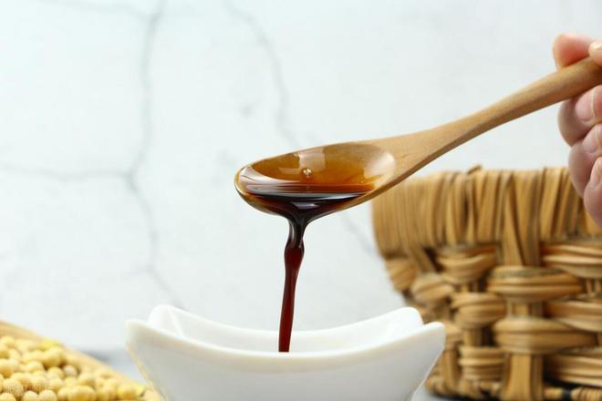 酱油是一种传统的发酵调味品,其酿造过程居然需要几年
